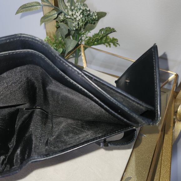 SALE! Gucci Wallet - authentic GG monogram canvas & leather bifold - Picture 9 of 13